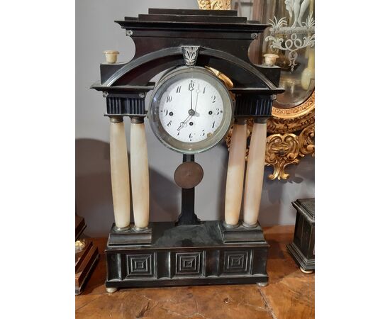 Clock in ebonized wood and alabaster