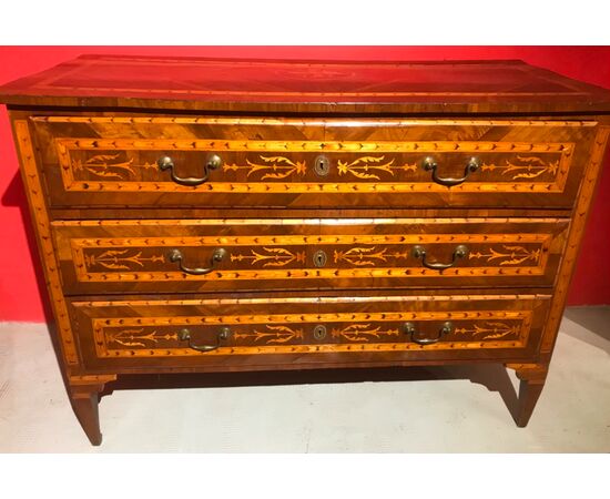 Elegant Louis XVI chest of drawers. End 700     