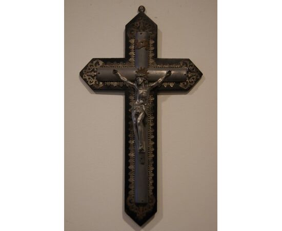 Ancient Italian crucifix in metal     