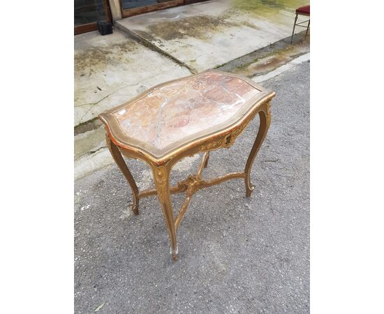 Elegant coffee table in gilded wood with marble top. nineteenth century