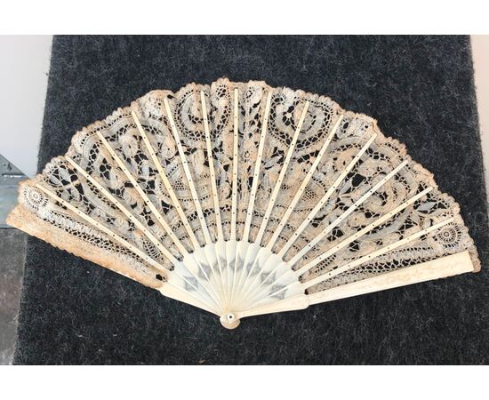 Openwork ivory fan with lace Pavese.     