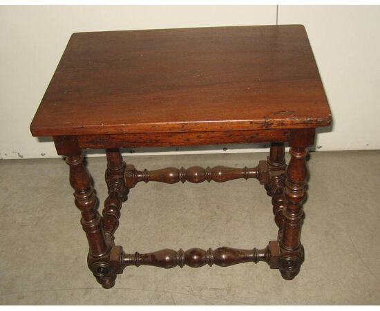 Spool table in walnut. Ancient early 1900s     