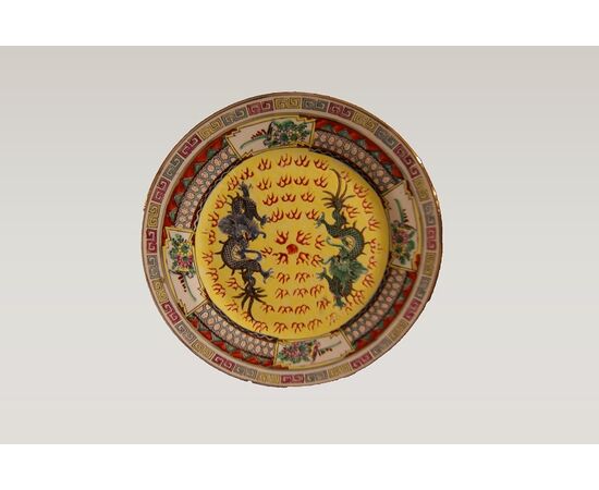 Antico piatto cinese in porcellana riccamente decorato con draghi