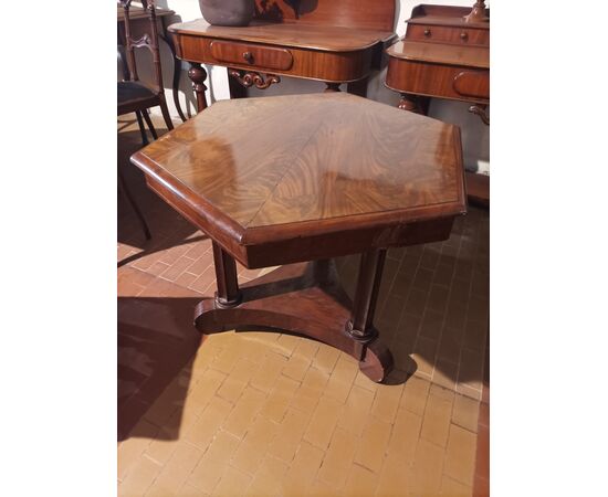 Hexagonal coffee table with three feet in mahogany feather     