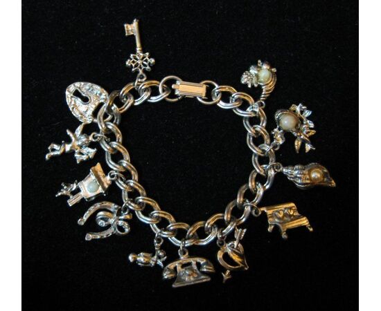 American costume jewelry bracelet with Charms - Article 1598/01