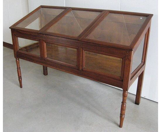 Code 3261 Mobile Showcase by exposure in solid walnut.Period half of 1800