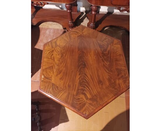 Hexagonal coffee table with three feet in mahogany feather     