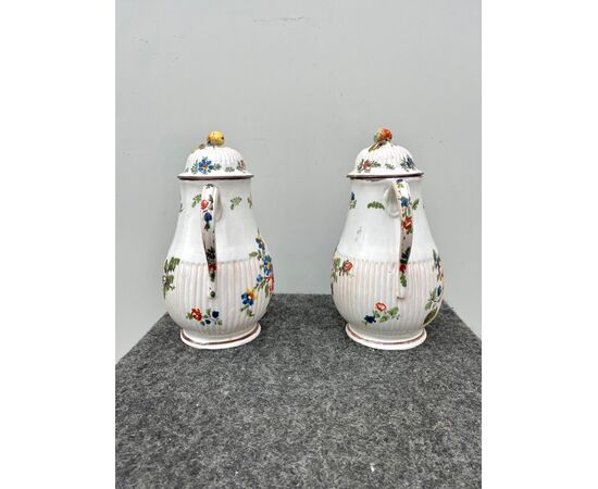 Pair of majolica coffee pots with high-fire floral decoration.Lid with fruit-shaped grip.Manifattura Antonibon.Nove di Bassano.     