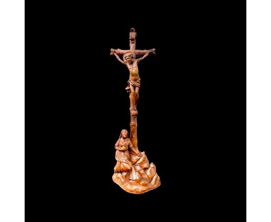 Piccola scultura in bosso raffigurante Cristo in Croce e Maddalena