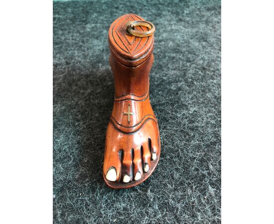 Tabacchiera in legno di bosso a forma di piede con sandalo.Europa