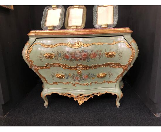 Venetian chest of drawers     