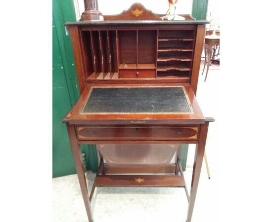 Lady's desk in mahogany and Victorian inlays
