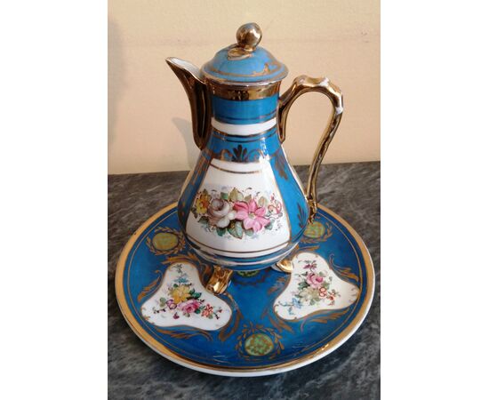 Coffee / teapot with plate in hand-painted French porcelain from the late 19th century