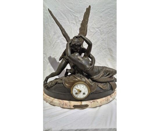 Orologio da tavolo in antimonio e base in marmo raffigurante "Amour et Psyche"