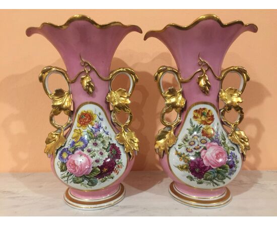 Pair of Paris porcelain vases from the Nap period. III