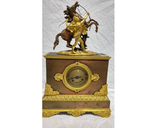 Orologio da tavolo in bronzo dorato e brunito epoca Napoleone III Francia