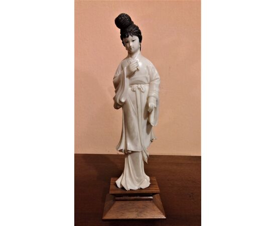 Statuetta in avorio, donna orientale, inizio novecento