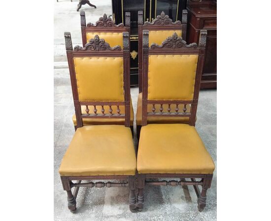 Details on 4 antique chairs in solid walnut carved from the late 19th century France