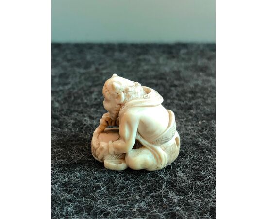 Netsuke &#39;in ivory depicting sitting oni.Japan     