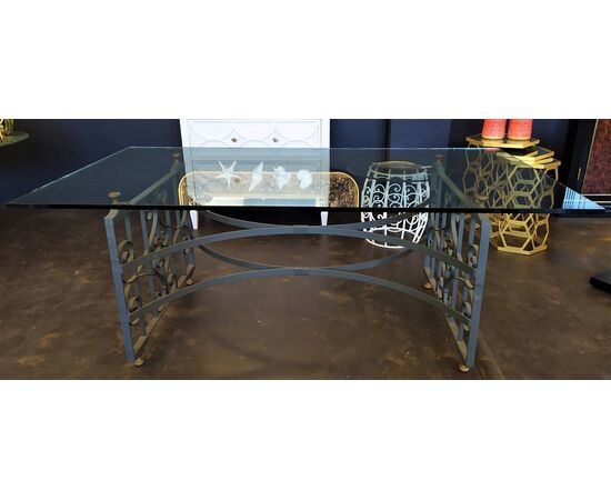 Grande tavolo in ferro battuto, ottone e cristallo