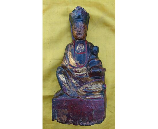 Statuetta Policoroma in legno rappresentante Guanyin protettrice delle nascite