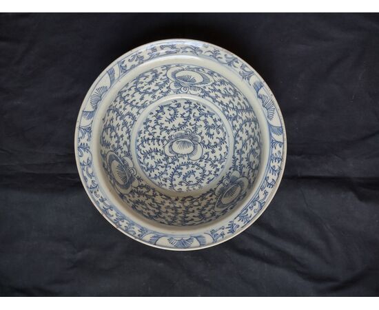 Beautiful basin in Chinese porcelain from the Qing era