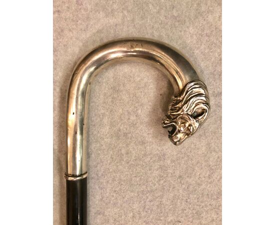 Stick with silver knob depicting lion&#39;s head. Ebony horn. Italy.     