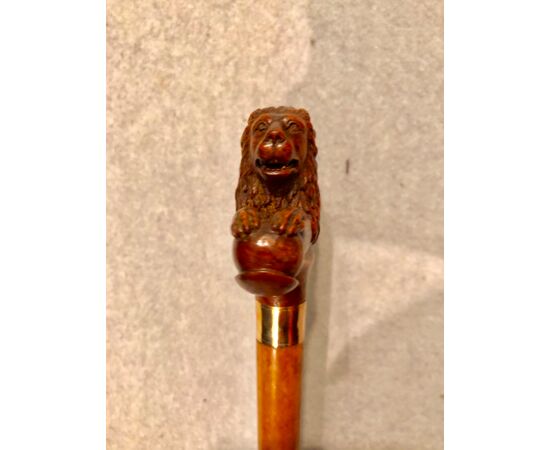 Stick with knob in boxwood representing a lion with a sphere.     