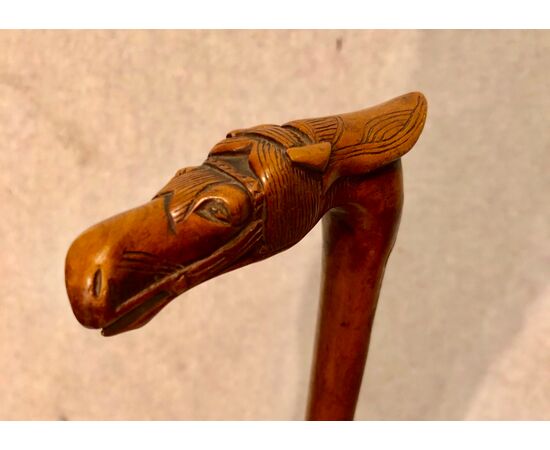 Bastone in pezzo unico in legno di bosso raffigurante doppia figura uomo-cavallo.