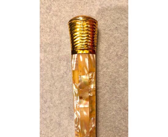 Evening stick with mother-of-pearl knob and golden metal.     