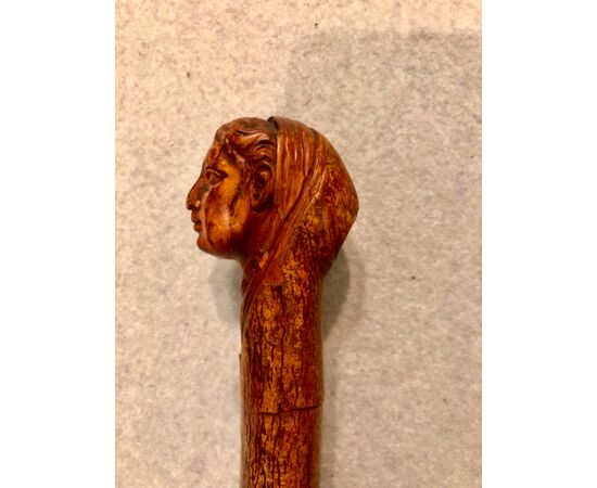 Bastone in pezzo unico in legno di betulla con pomolo raffigurante figura femminile.