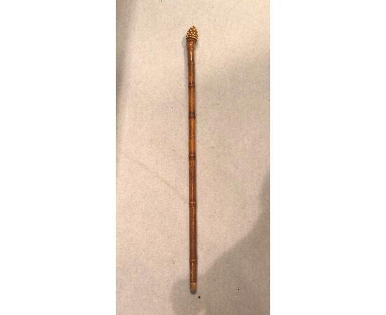 Bastone in pezzo unico in bambu’  con dettagli in osso.