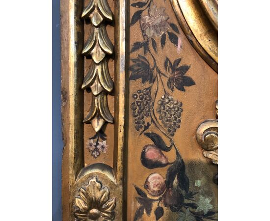 Pannello ligneo con mensolina porta oggetti centrale e parte laterale dipinta a motivi floreali.Italia.