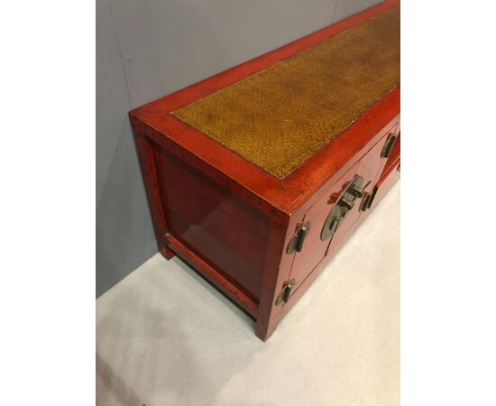 Credenza in legno laccato con due scomparti e vano centrale con cassetto.Cina