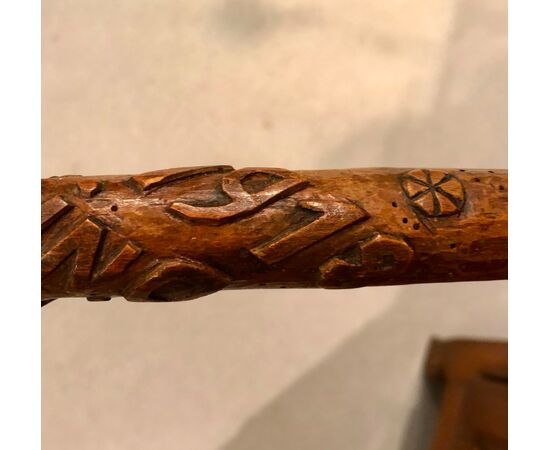 Bastone in legno di noce in pezzo unico con serpente e simboli in altorilievo e data.Francia.