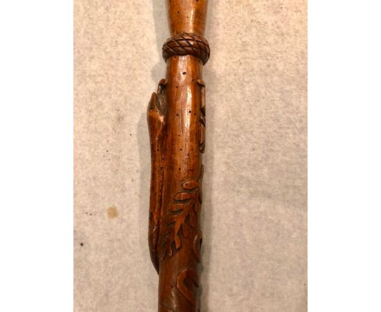 Bastone in legno di noce in pezzo unico con serpente e simboli in altorilievo e data.Francia.