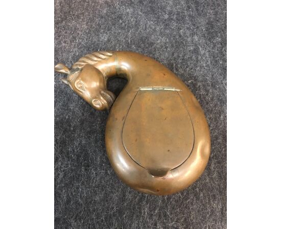 Box (gunpowder holder?) In copper with a horse&#39;s head.     