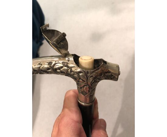 Bastone animato da pellegrino con pomolo in metallo e all’interno figura di santo in argento entro contenitore in osso.