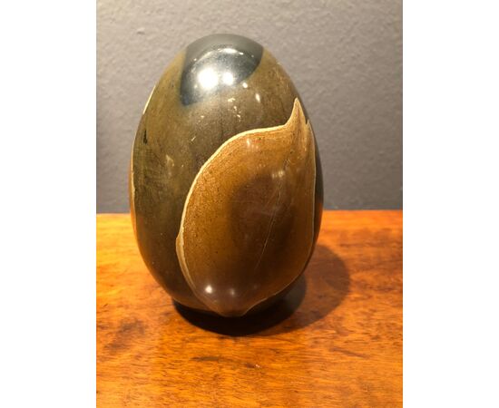 Press-papier egg in smooth marble stone.     