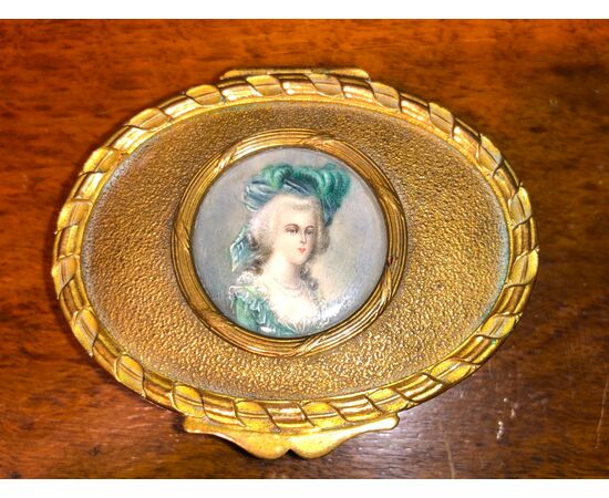 Scatolina ovale in ottone con medaglione-miniatura  raffigurante dama.Francia.