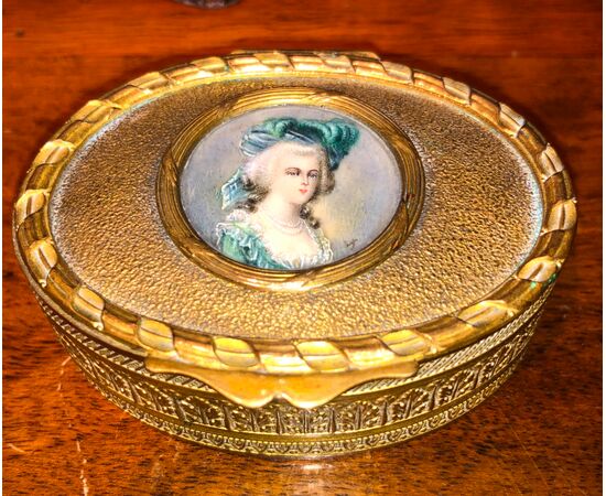 Scatolina ovale in ottone con medaglione-miniatura  raffigurante dama.Francia.