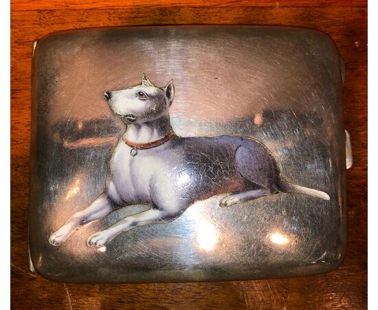Scatolina portasigarette in argento e smalto con figura di cane.Italia.