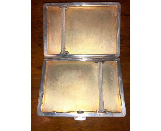 Silver cigarette case engraved with geometric Art-d&#39;eco&#39;.Italy decoration.     