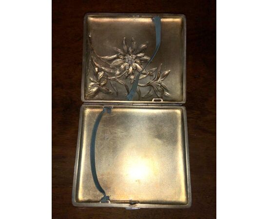 Embossed silver cigarette case with Art-nouveau floral decoration.Italy.     