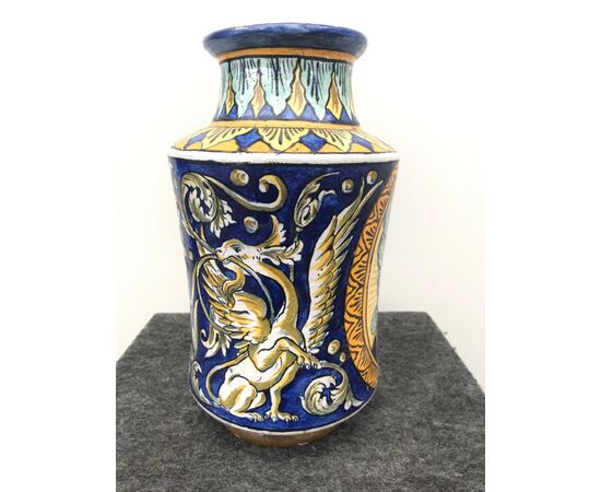 Vaso in maiolica  decorato a raffaellesche con medaglione raffigurante guerriero.Manifattura di Bernardino Pepi.Siena.