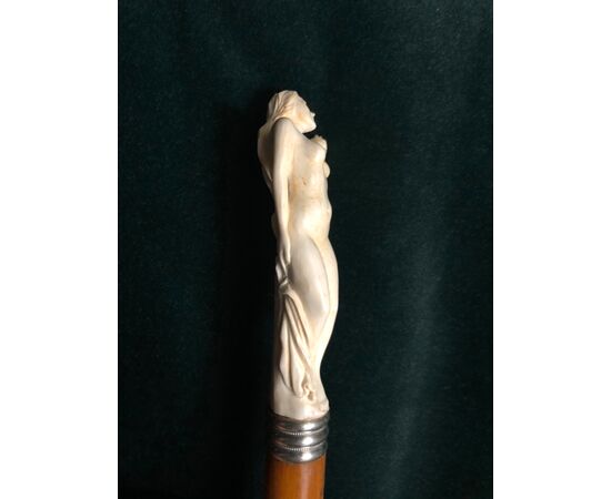 Bastone a soggetto erotico con pomolo in osso raffigurante donna nuda.