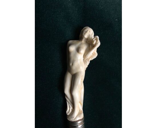 Bastone a soggetto erotico con pomolo in osso raffigurante donna nuda.