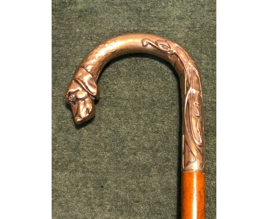 Stick with silver handle depicting a dog&#39;s head. barrel in walnut     