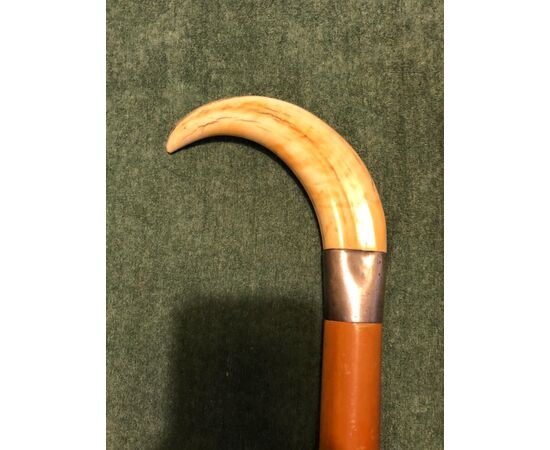 Stick with warthog tooth handle, barrel in rattan.     