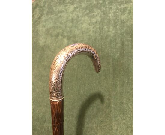 Stick with silver handle depicting a dog&#39;s head. barrel in walnut     